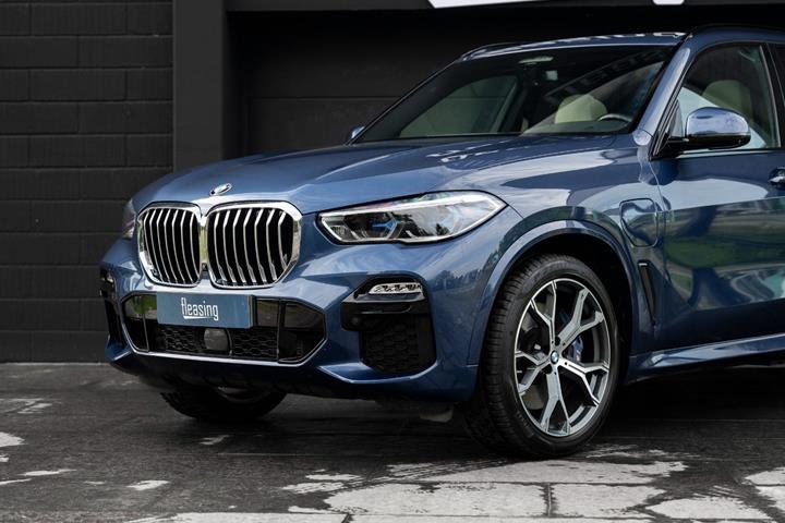 Blå BMW X5 fra 2020