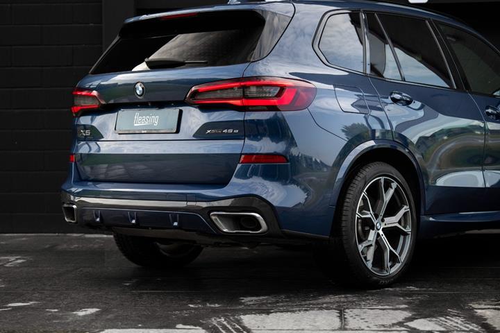 Blå BMW X5 fra 2020