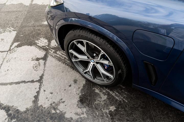 Blå BMW X5 fra 2020