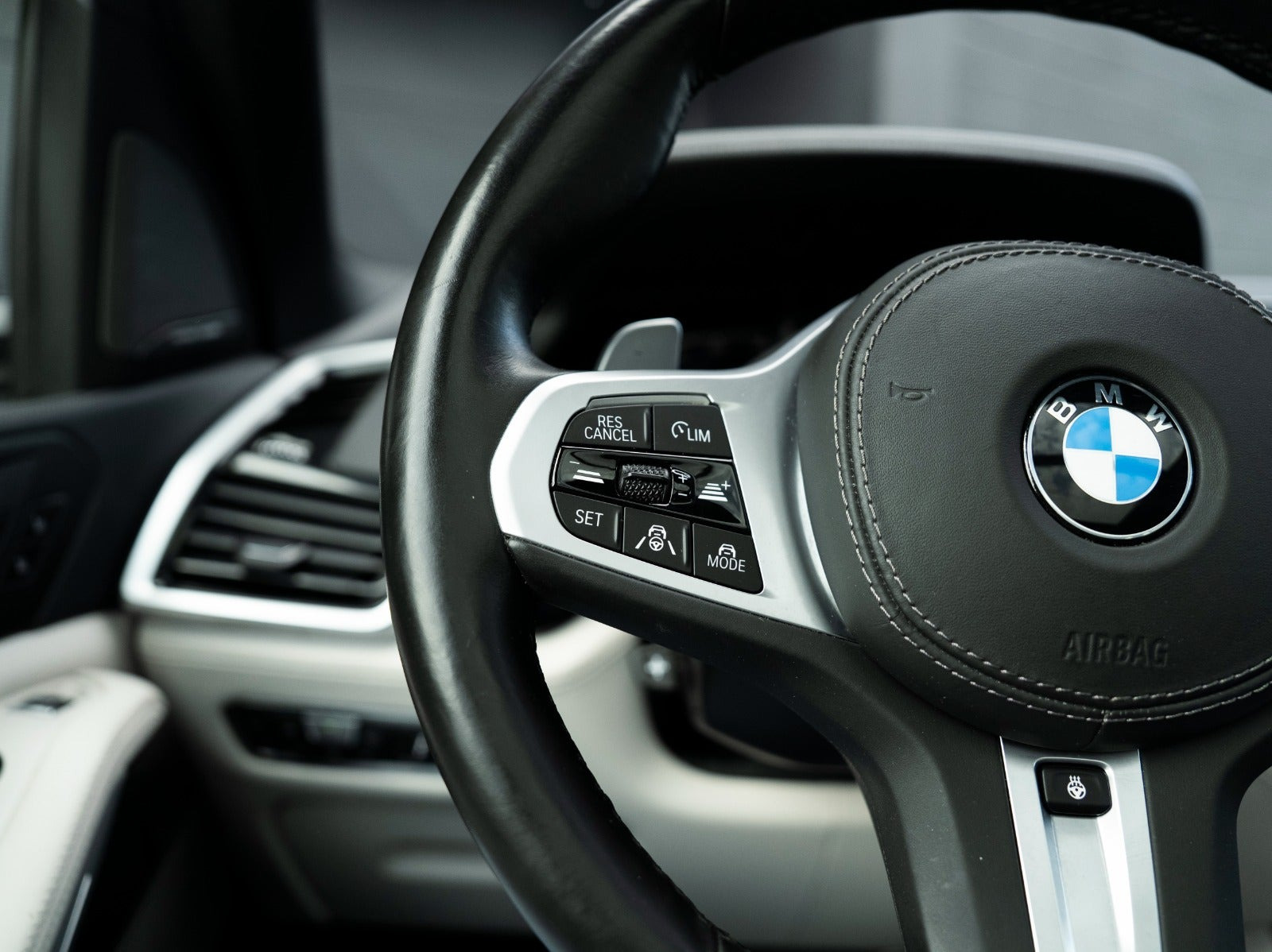 Blå BMW X5 fra 2020