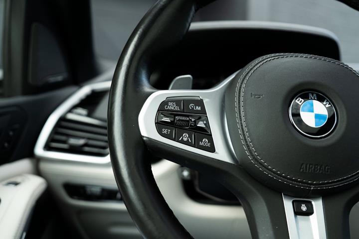 Blå BMW X5 fra 2020