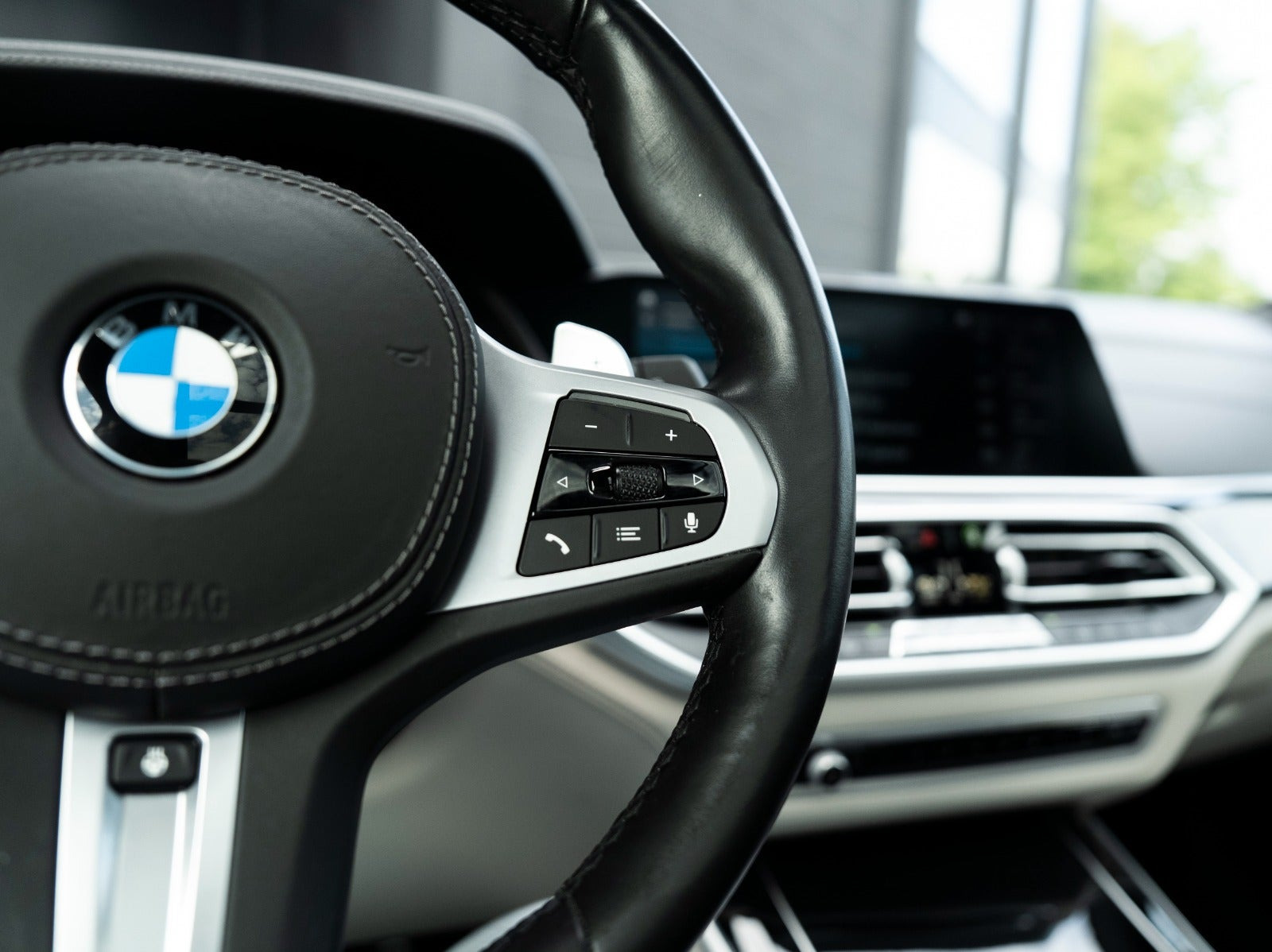 Blå BMW X5 fra 2020