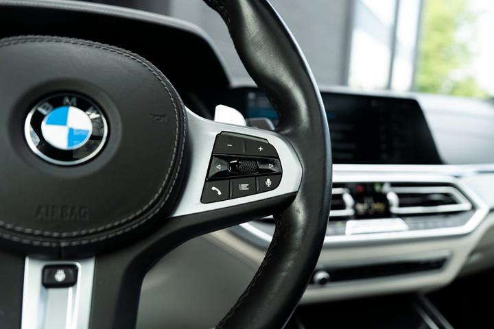 Blå BMW X5 fra 2020