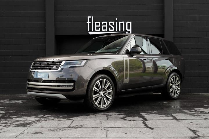 Grå Land Rover Range Rover fra 2023 set udefra