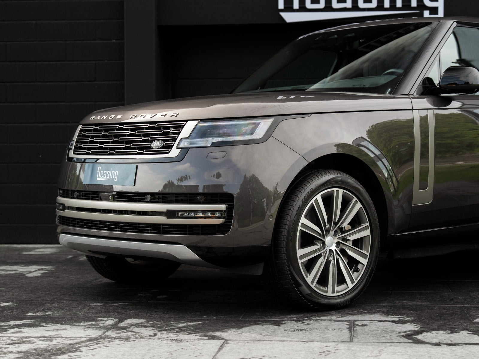 Grå Land Rover Range Rover fra 2023