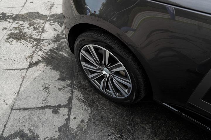 Grå Land Rover Range Rover fra 2023