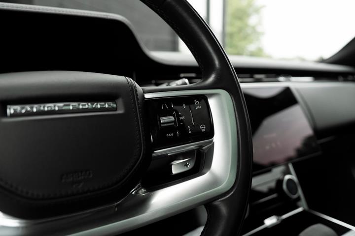 Grå Land Rover Range Rover fra 2023