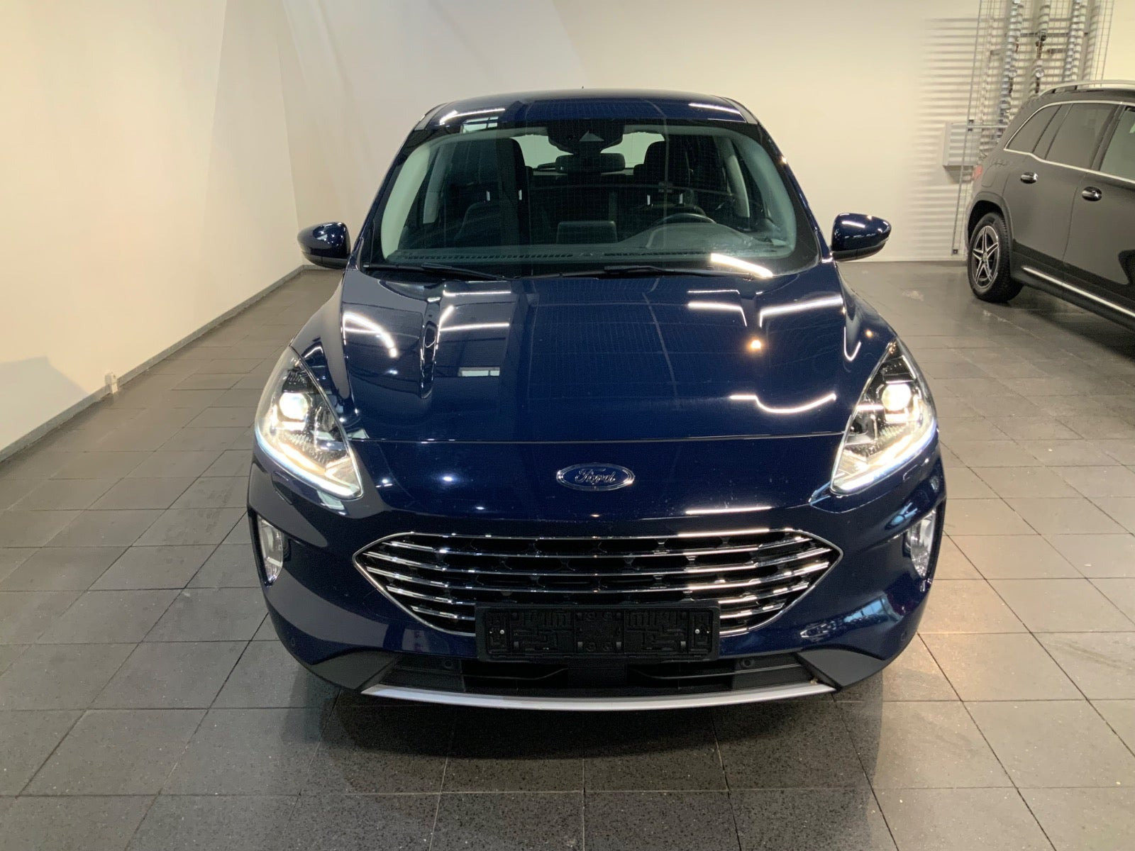 Blå Ford Kuga fra 2020