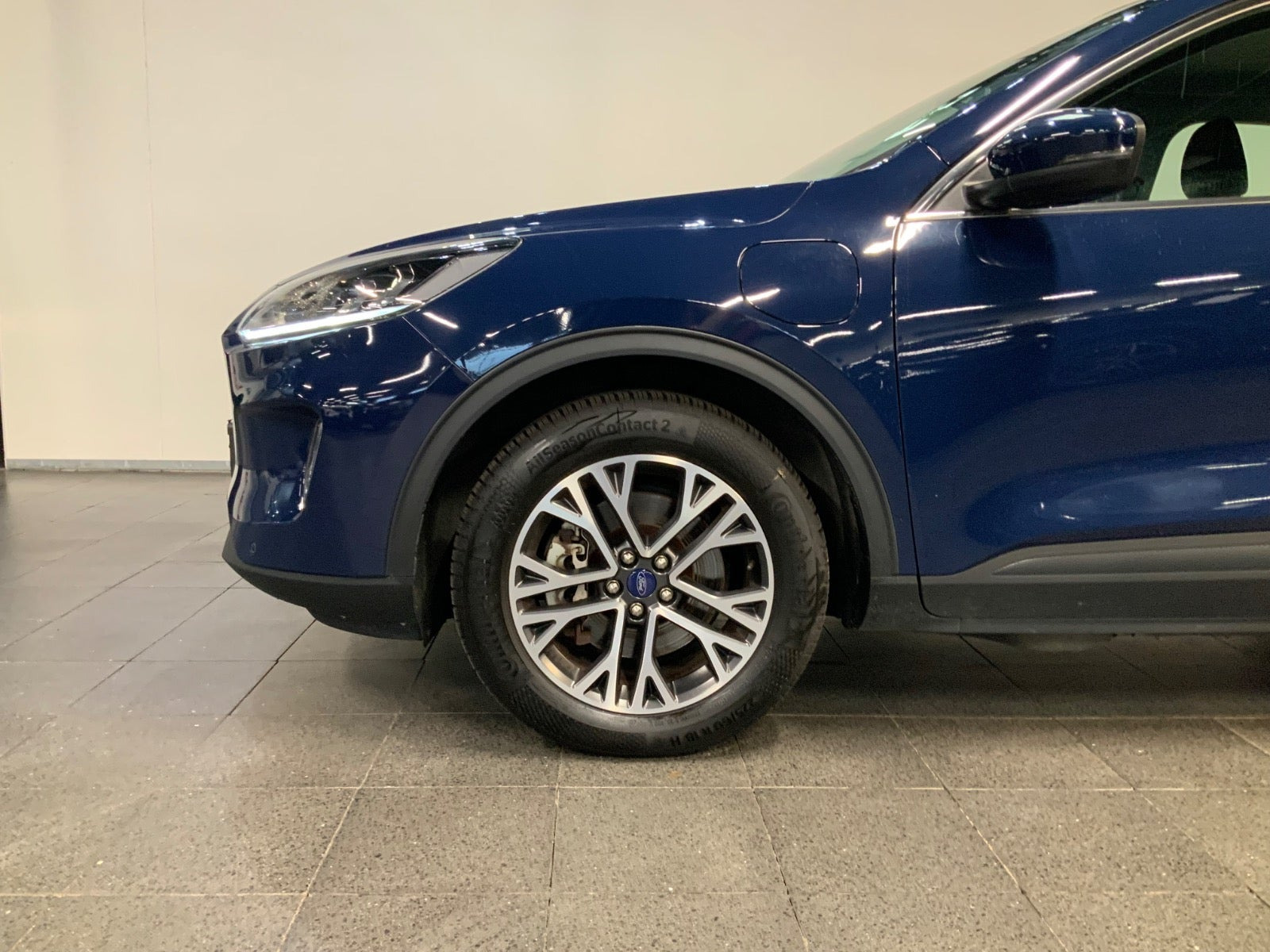 Blå Ford Kuga fra 2020