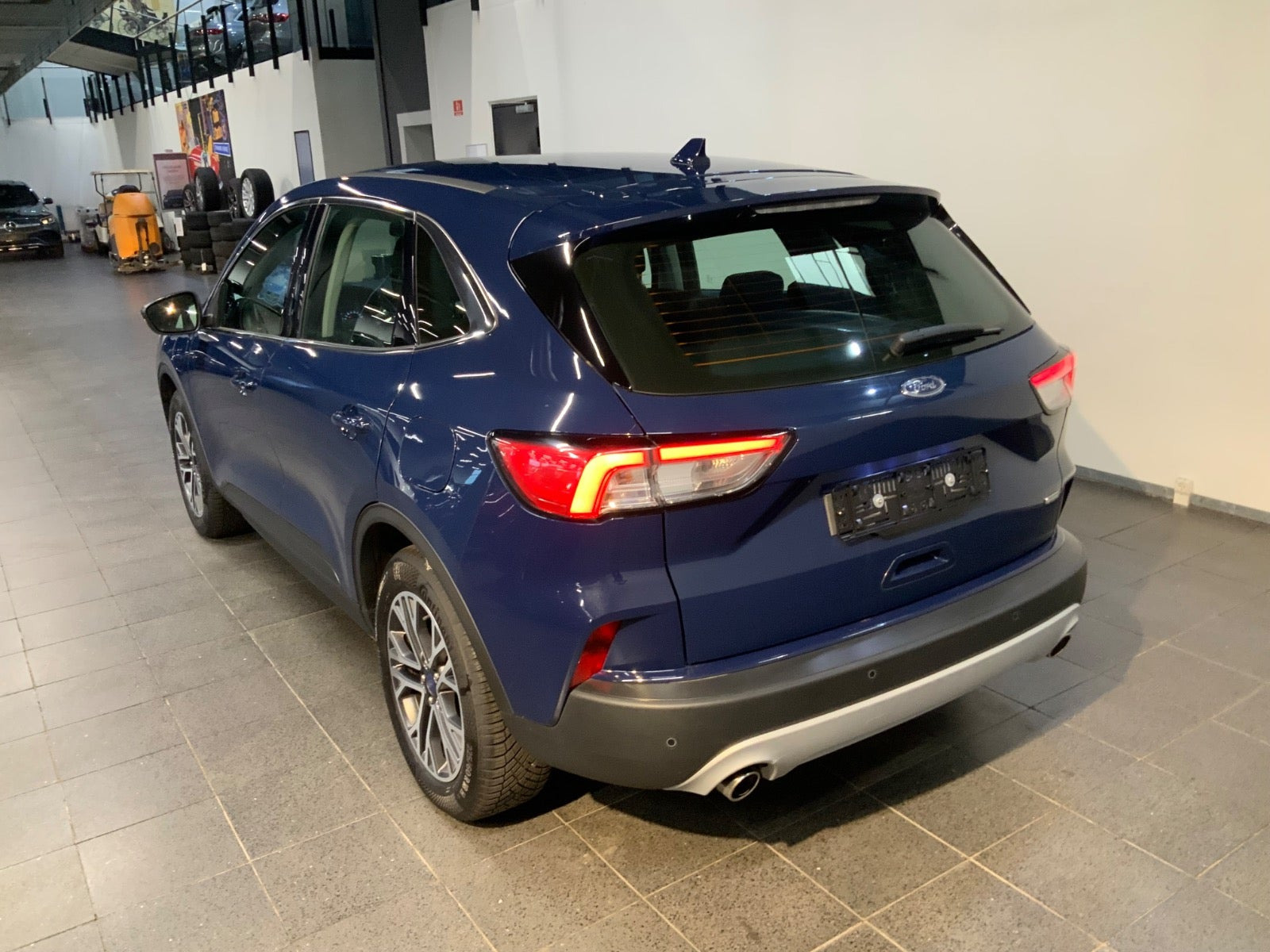 Blå Ford Kuga fra 2020