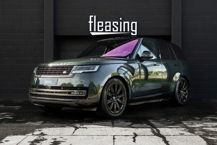 Grøn Land Rover Range Rover fra 2023 set udefra