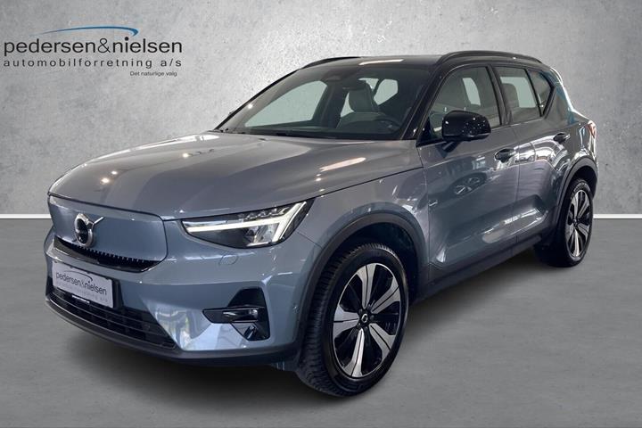 Grå Volvo XC40 fra 2023