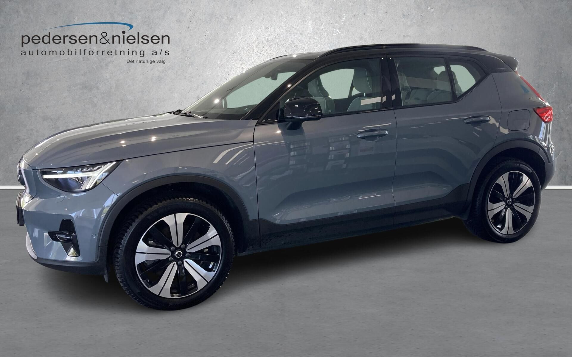 Grå Volvo XC40 fra 2023
