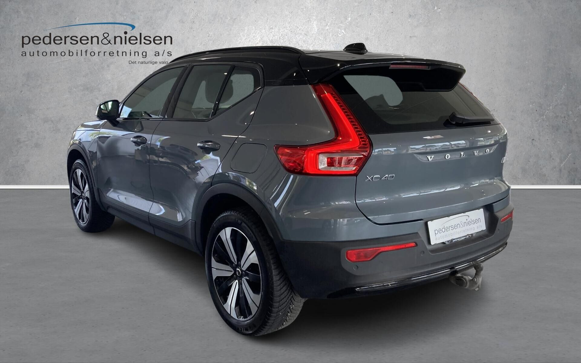Grå Volvo XC40 fra 2023