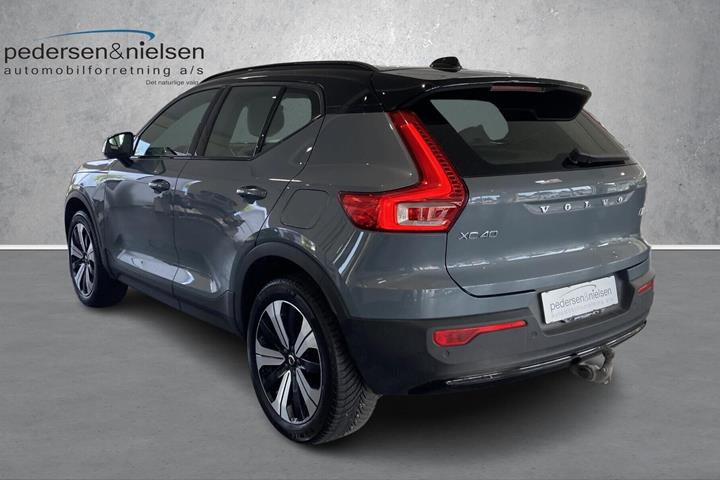 Grå Volvo XC40 fra 2023