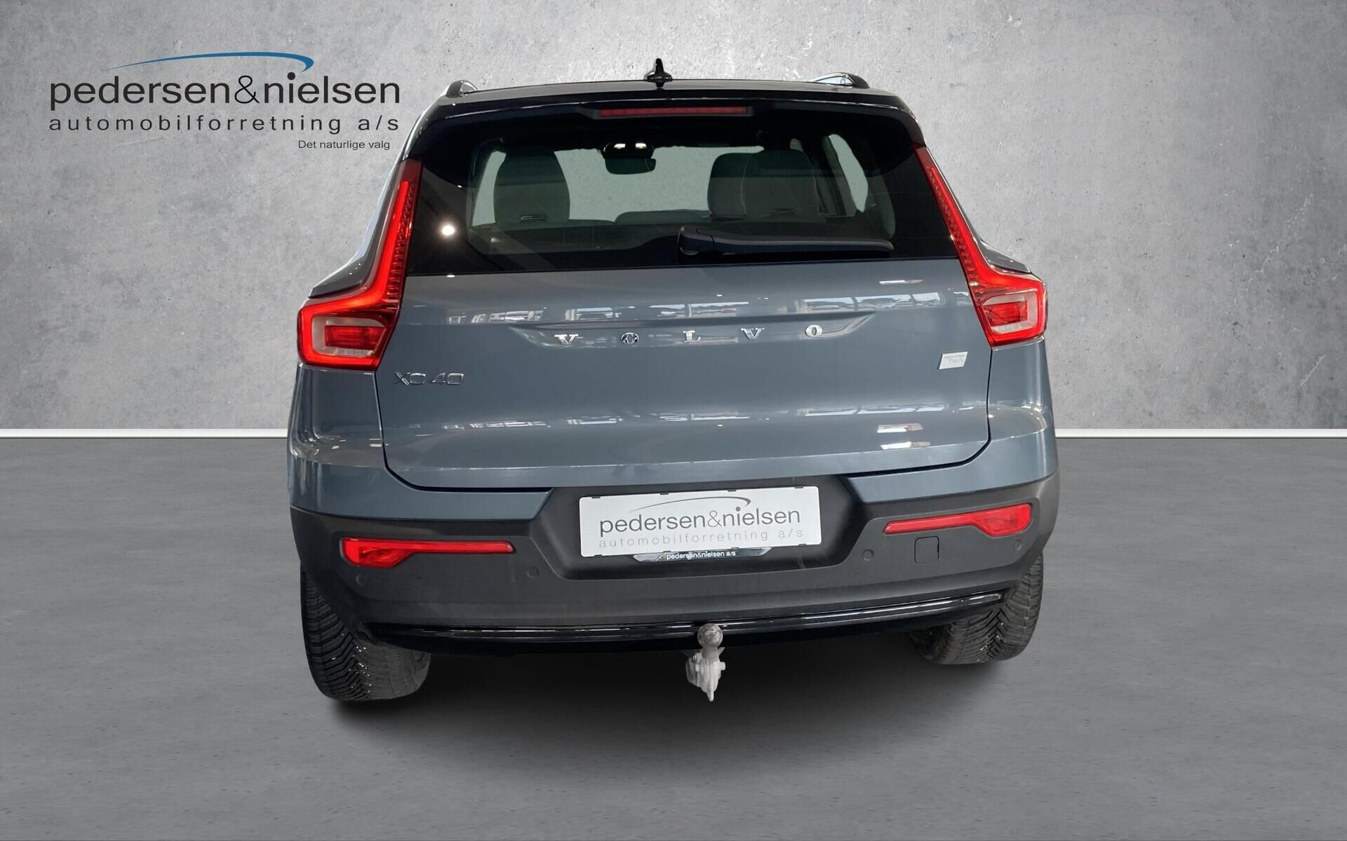Grå Volvo XC40 fra 2023