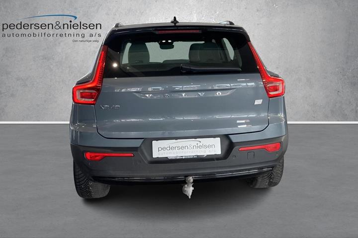 Grå Volvo XC40 fra 2023
