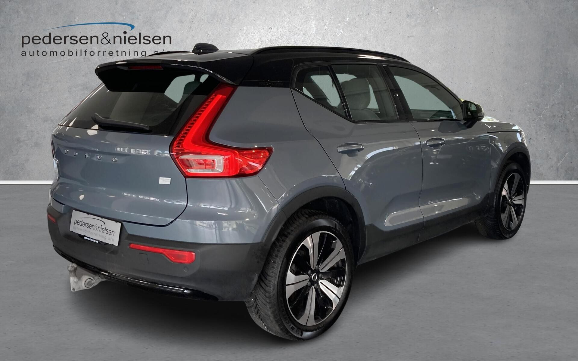 Grå Volvo XC40 fra 2023