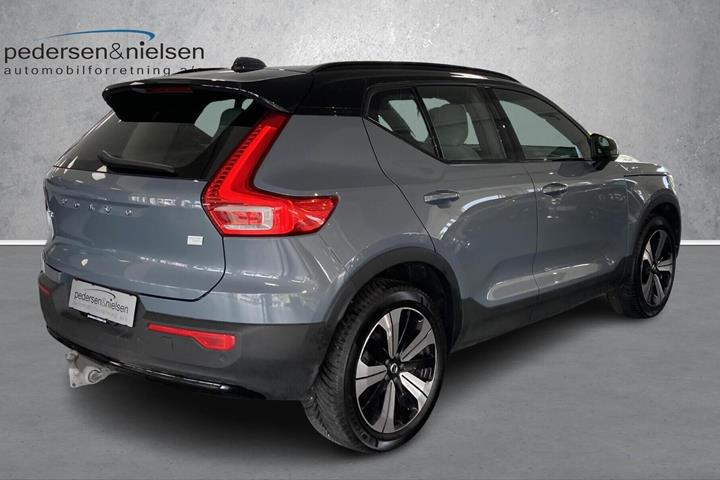 Grå Volvo XC40 fra 2023