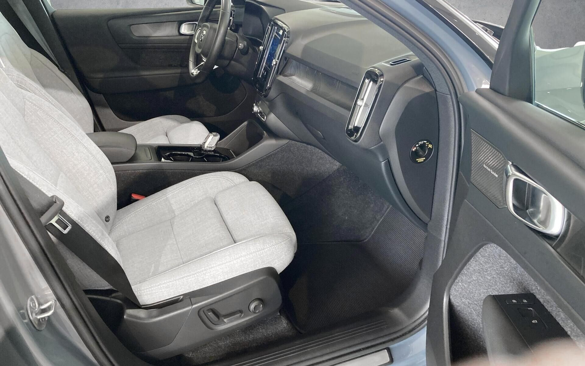 Grå Volvo XC40 fra 2023