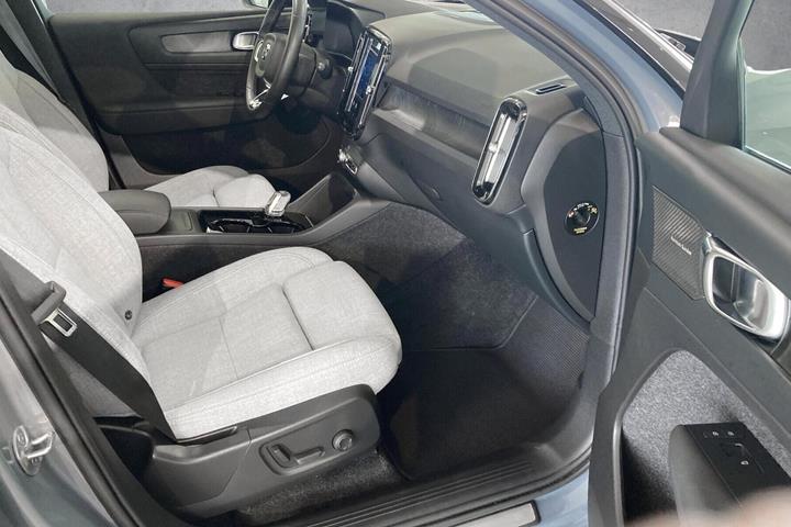 Grå Volvo XC40 fra 2023