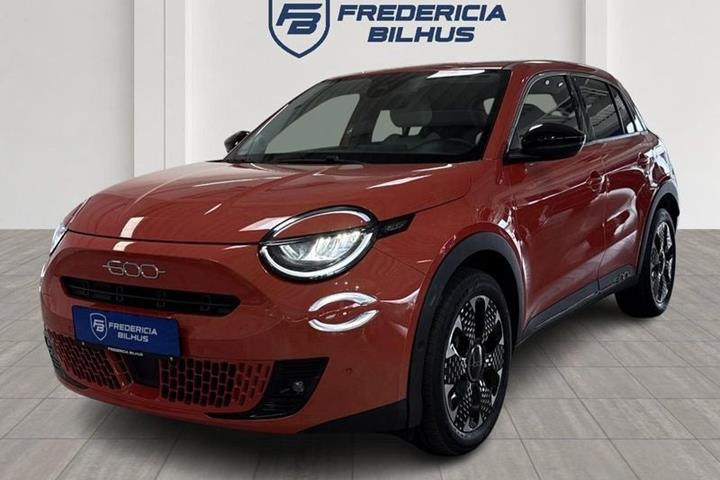 Rød Fiat 600e fra 2025 set udefra