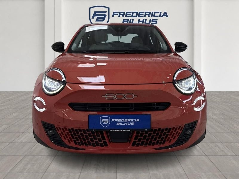 Rød Fiat 600e fra 2025