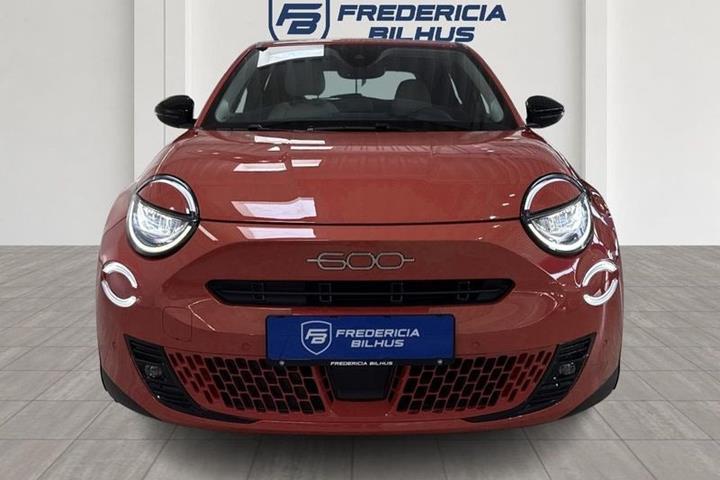 Rød Fiat 600e fra 2025