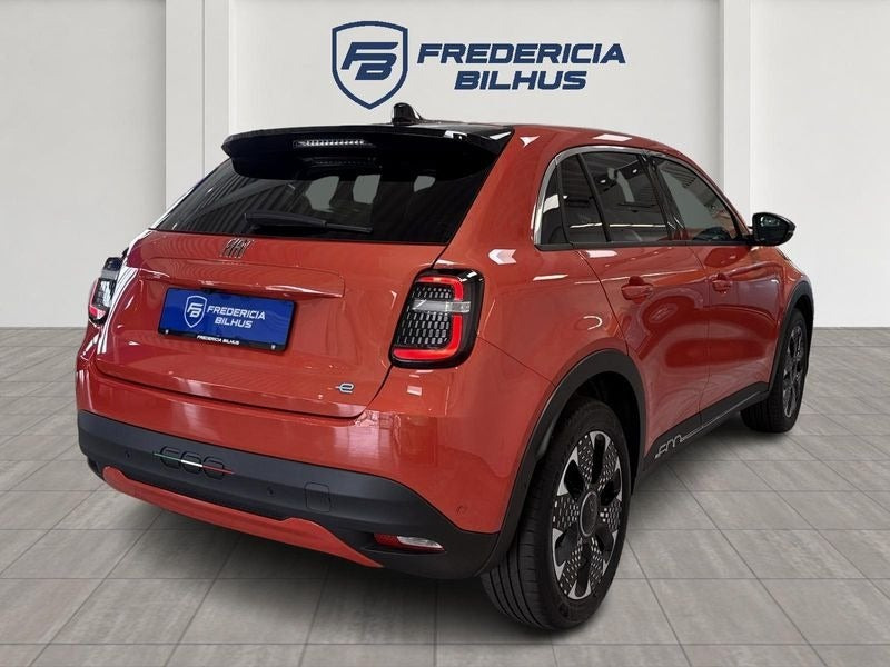 Rød Fiat 600e fra 2025