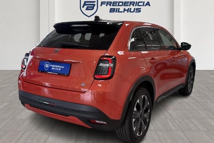 Rød Fiat 600e fra 2025