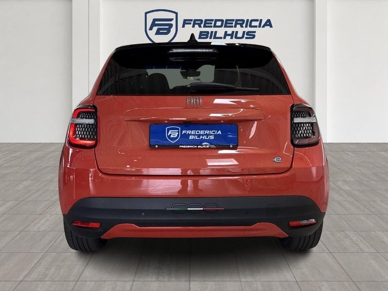 Rød Fiat 600e fra 2025