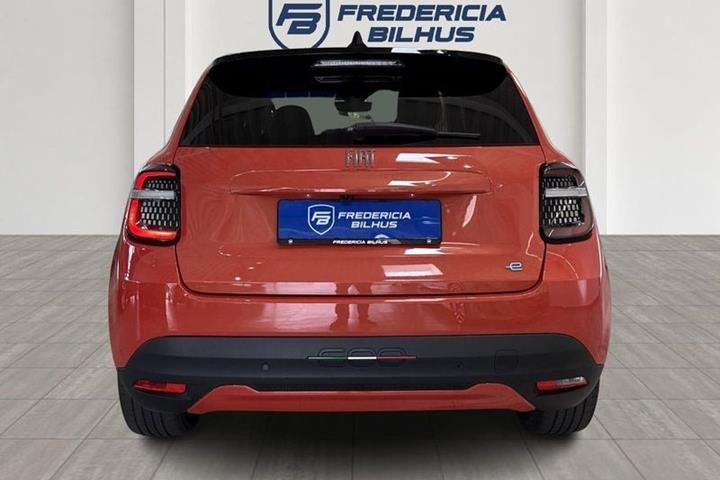Rød Fiat 600e fra 2025