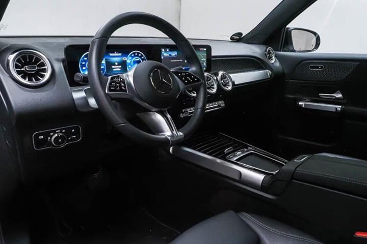 Grå Mercedes EQB250+ fra 2025
