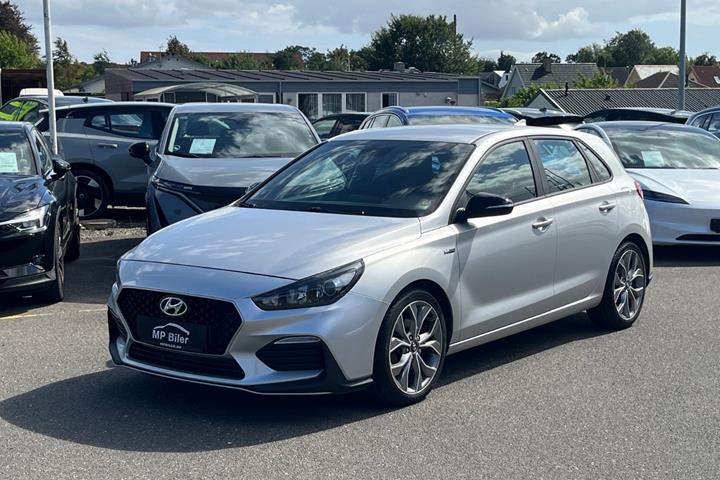 Sølv Hyundai i30 fra 2019