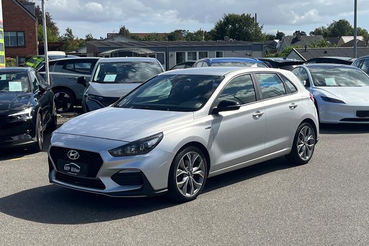 Sølv Hyundai i30 fra 2019