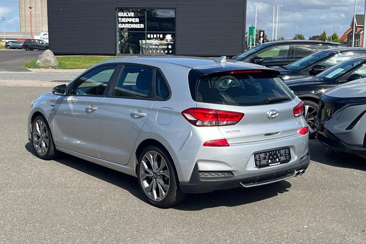 Sølv Hyundai i30 fra 2019