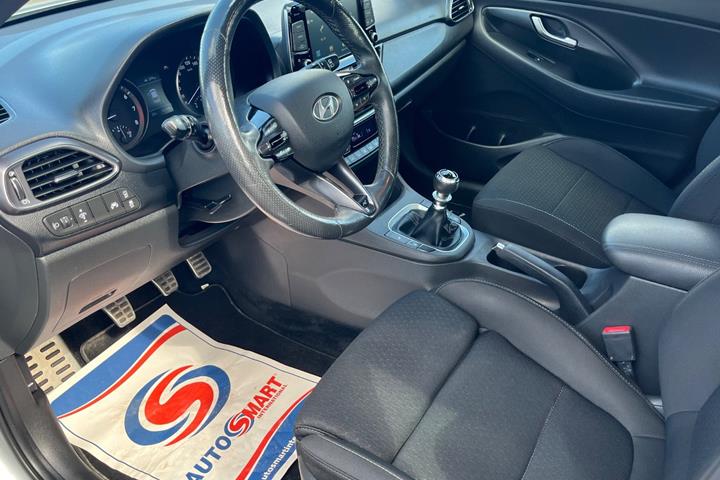 Sølv Hyundai i30 fra 2019