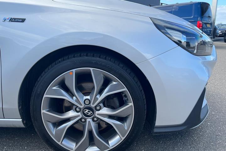 Sølv Hyundai i30 fra 2019