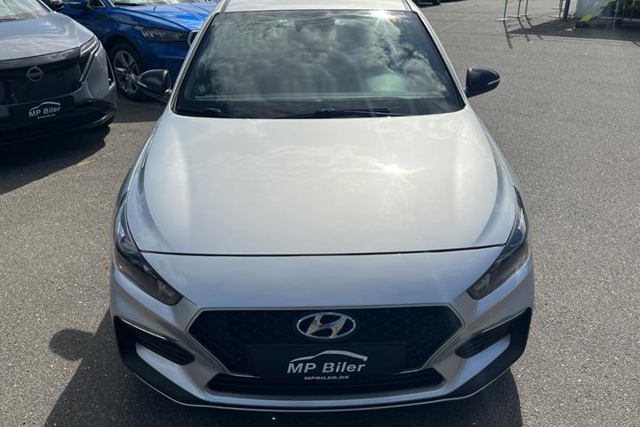 Sølv Hyundai i30 fra 2019