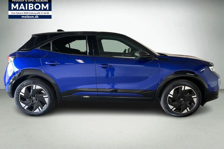 Blå Opel Mokka-e fra 2025