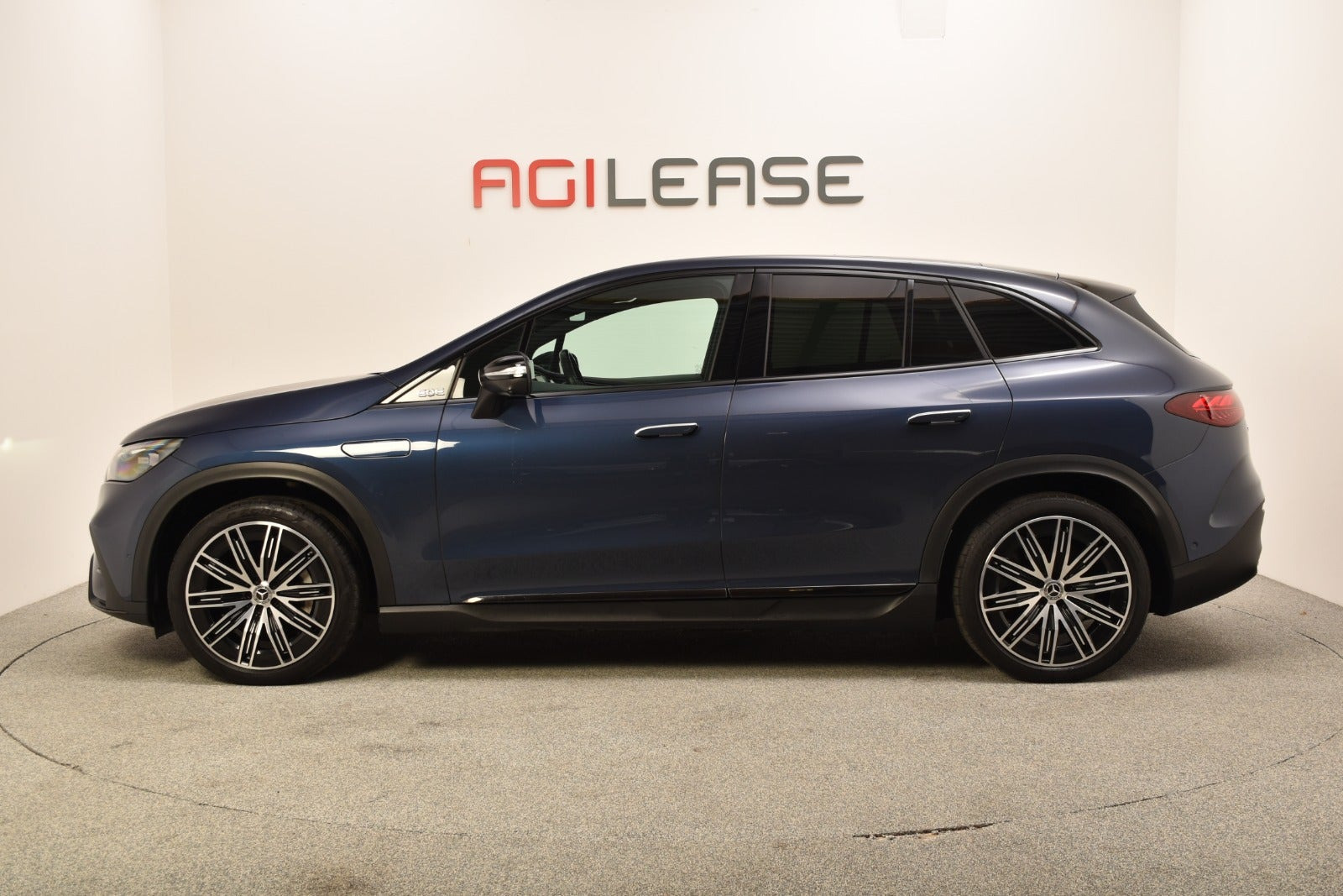 Blå Mercedes EQE350+ SUV fra 2023