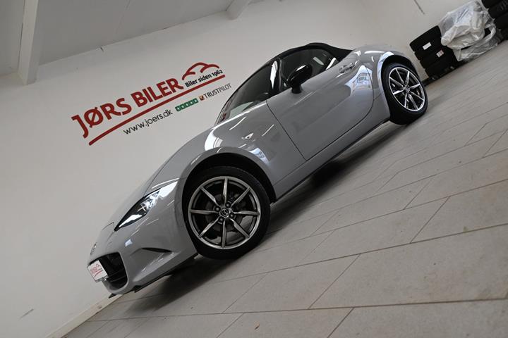 Grå Mazda MX-5 fra 2024 set udefra