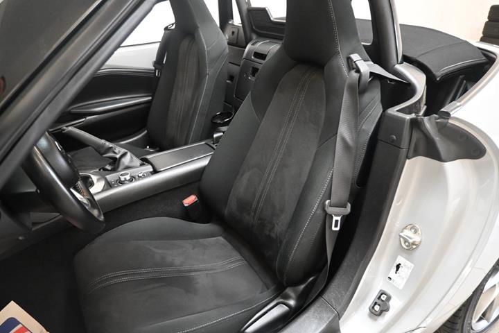 Grå Mazda MX-5 fra 2024