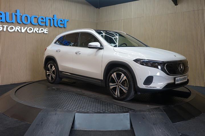 Hvid Mercedes EQA250 fra 2023 set udefra