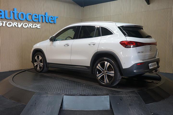 Hvid Mercedes EQA250 fra 2023