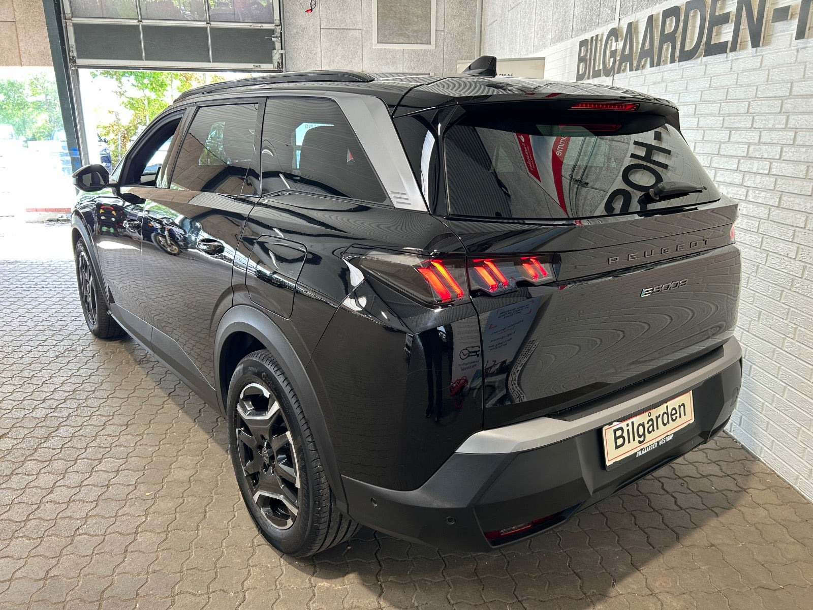 Sort Peugeot e-5008 fra 2025