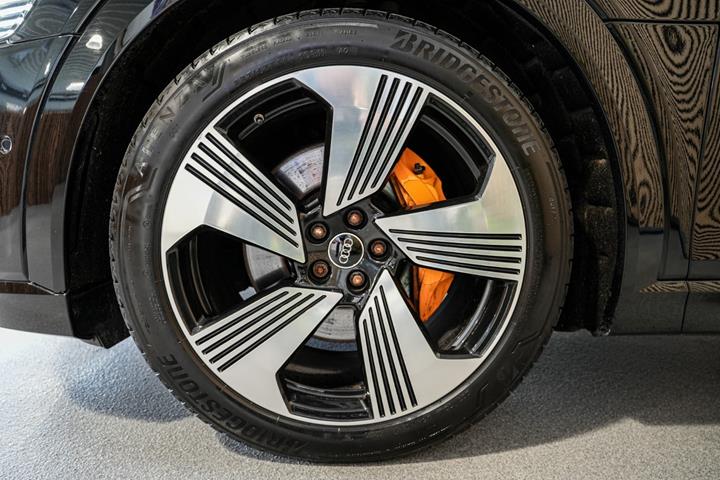 Sort Audi e-tron fra 2021