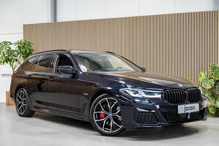 Sort BMW 530e fra 2023