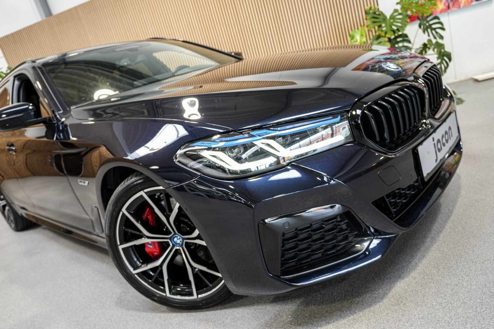 Sort BMW 530e fra 2023