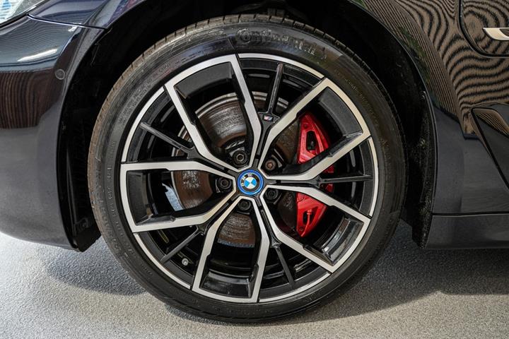 Sort BMW 530e fra 2023